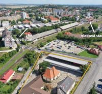 NA PRENÁJOM skladové priestory - areál v centre Nitry - Letecký pohľad na sklady a haly na Železničiarskej ulici v Nitre s blízkou stanicou.