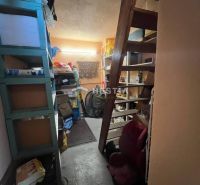 NOVINKA NA TRHU | Rodinný dom v obci Cerová – ideálne miesto pre pokoj - Úložný priestor s policami a schodiskom v Rodinnom dome.
