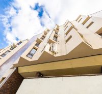 POTENCIÁL NA GRÖSSLINGOVEJ - 4IZBOVÝ BYT PODĽA VAŠICH PREDSTÁV - Obytný dom na Grösslingovej ulici v Bratislave ponúkajúci 4-izbový byt.