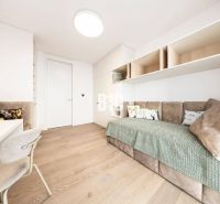 LUXUSNÝ 3-IZBOVÝ BYT NA MIERU V NADČASOVEJ NOVOSTAVBE NA ZAČIATKU KOLI - Minimalistická izba s pohovkou, svetlým nábytkom a podlahou s dreveným dekorom v 3-izbovom byte.
