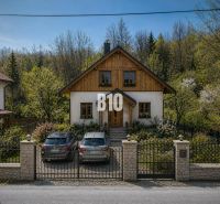 ROVINATÝ POZEMOK S POTÔČIKOM PRE VÝSTAVBU REKREAČNEJ CHATY/RODINNÉHO D - Dom so záhradou na Pozemkoch - bývanie, ulica Obrancov mieru, Banská Štiavnica.