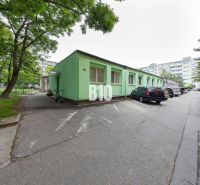 Mesačná ul. - administratívna budova/ubytovacie zariadenie - Zelená budova a parkovisko v oblasti kancelárií v Bratislave-Ružinove, Ostredky.
