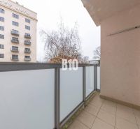REZERVOVANÉ I 89m2 - PRIESTRANNÝ 4 izbový byt v PÔVODNOM STAVE - Balkón 4-izbového bytu na Vrbovskej Ceste v Piešťanoch s výhľadom na Nový Mlyn.