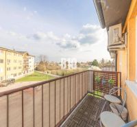 ŠTARTOVACÍ 2-IZBOVÝ BYT S KLIMATIZÁCIOU,  BALKÓNOM, PARKOVACÍM STÁTÍM  - Balkón 2-izbového bytu na ulici M. R. Štefánika, Most pri Bratislave, s výhľadom.