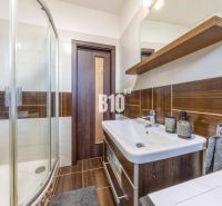 ŠTARTOVACÍ 2-IZBOVÝ BYT S KLIMATIZÁCIOU,  BALKÓNOM, PARKOVACÍM STÁTÍM  - Kúpeľňa v 2-izbovom byte má sprchovací kút a skrinku s umývadlom.