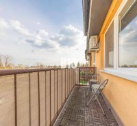 ŠTARTOVACÍ 2-IZBOVÝ BYT S KLIMATIZÁCIOU,  BALKÓNOM, PARKOVACÍM STÁTÍM  - Balkón 2-izbového bytu s výhľadom na ulicu M. R. Štefánika v Moste pri Bratislave.