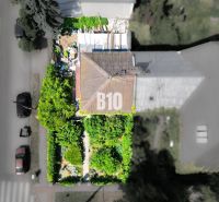Rodinný dom s príbehom na výnimočnom mieste – Gaštanová ulica - Rodinný dom v Bratislave - Starom Meste obklopený zeleňou a záhradou z vtáčej perspektívy.