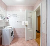 Praktický 2-izbový byt so samostatnou kuchyňou, Kvetná ulica – Nivy - Kúpeľňa s práčkou a ružovými kachličkami v 2-izbovom byte.