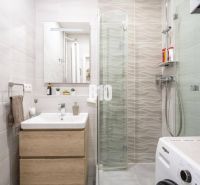 2-izbový byt po rekonštrukcii | Vietnamská ulica, Ružinov | Loggia | B - Kúpeľňa v 2-izbovom byte s práčkou, umývadlom a sprchovým kútom.