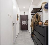 2-izbový byt po rekonštrukcii | Vietnamská ulica, Ružinov | Loggia | B - Predsieň s tmavým nábytkom v 2-izbovom byte s dlaždicovou podlahou.