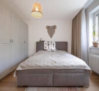 2-izbový byt po rekonštrukcii | Vietnamská ulica, Ružinov | Loggia | B - Spálňa s pohodlnou posteľou, vstavanými skriňami a oknom v 2-izbovom byte.