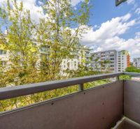 2-izbový byt po rekonštrukcii | Vietnamská ulica, Ružinov | Loggia | B - Úzka lodžia v 2-izbovom byte s výhľadom na bytovky obklopené zeleňou na Vietnamskej ulici.