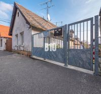 Rozvojový pozemok s existujúcou zástavbou – Jadranská ulica, Bratislav - Rodinný dom s bránou na ulici Jadranská v časti Bratislava IV, pozemky - bývanie.