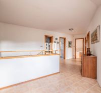 VÝNIMOČNÉ TICHÉ MIESTO PRI LESE - DOM s VEĽKÝM POZEMKOM - Chodba s keramickou dlažbou, dreveným zábradlím a skriňou v rodinnom dome.