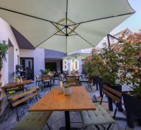 Predaj kompletne zabehnutej gastro prevádzky HERBÁR  – Staré Mesto, Br - Exteriérové gastro priestory v Bratislave - Starom Meste s dreveným nábytkom a zeleňou.