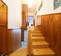 PRIESTRANNÝ DVOJGENERAČNÝ RODINNÝ DOM - ŠTVRTOK NA OSTROVE - Drevené schodisko a obloženie stien v rodinnom dome s podlahou s dreveným dekorom.