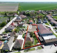 RODINNÉ BÝVANIE S POTENCIÁLOM - KALINKOVO ul.Pekná - Letecký pohľad na rodinné domy v Kalinkove, s pozemkom vyznačeným červenou čiarou.