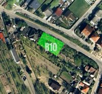 Stavebný pozemok 800 m² v Marianke + projektová štúdia | okamžitá vízi - Letecký pohľad na pozemky na bývanie v Marianke, zahŕňajúci budovy a cestnú sieť.