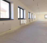VÝNIMOČNÁ INVESTIČNÁ PRÍLEŽITOSŤ! ADMINISTRATÍVNY PRIESTOR (127,87 m²) - Priestranné kancelárie s oknami na Matúškovej ulici v Dolnom Kubíne.