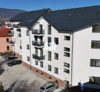 VÝNIMOČNÁ INVESTIČNÁ PRÍLEŽITOSŤ! ADMINISTRATÍVNY PRIESTOR (127,87 m²) - Budova s bielou fasádou a parkoviskom na Matúškovej ulici v Dolnom Kubíne, kancelárie.
