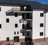 VÝNIMOČNÁ INVESTIČNÁ PRÍLEŽITOSŤ! ADMINISTRATÍVNY PRIESTOR (127,87 m²) - Fasáda bytového domu v Dolnom Kubíne s parkoviskom a balkónmi, ideálnymi pre 2-izbový byt.