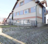 Veľký rodinný dom Turany - Rodinný dom v Turanoch s kamenným plotom a dláždeným dvorom.