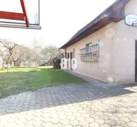 Veľký rodinný dom Turany - Dvor rodinného domu v Turanoch s garážou a basketbalovým košom.
