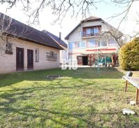 Veľký rodinný dom Turany - Záhradný pohľad na rodinný dom v Turanoch so záhradkou a altánkom na tráve.