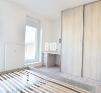 Na prenájom 2i. BYT s terasou a balkónom NOVÝ Martin - Spálňa s podlahou s dreveným dekorom v 2-izbovom byte, skriňa a písací stôl.