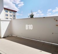 3 izbový byt SEVER, výborná ulica - Balkón v 3-izbovom byte. Rastlina v kvetináči, dlažba, čiastočný výhľad na susednú budovu.