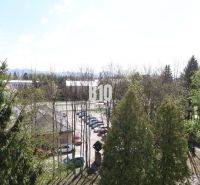 3 izbový byt SEVER, výborná ulica - Výhľad z 3-izbového bytu v Martine, s výhľadom na zeleň a parkovisko.