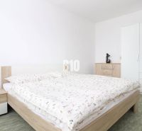 Na prenájom 3 izbový veľkometrážny byt Nováková ulica - Spálňa so skriňou a manželskou posteľou v 3-izbovom byte. Skriňa má zrkadlo.