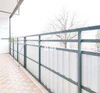 Na prenájom 3 izbový veľkometrážny byt Nováková ulica - Balkón 3-izbového bytu s výhľadom na stromy a dlažbou.