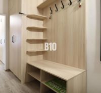 Na prenájom 3 izbový veľkometrážny byt Nováková ulica - Chodba v 3-izbovom byte s podlahou s dreveným dekorom, nástenným zrkadlom a vešiakmi.