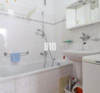 Na prenájom 3 izbový veľkometrážny byt Nováková ulica - Kúpeľňa v 3-izbovom byte s vaňou, umývadlom, zrkadlom a pračkou.