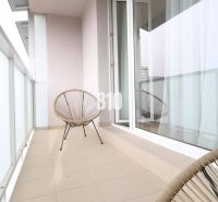 2 izbový byt na predaj Považská Bystrica - Balkón 1-izbového bytu s dvoma stoličkami a posuvnými dverami.