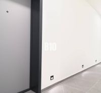 Na predaj byty rôznych veľkostí v bytovom dome REZINDENCIA KUBÍN - Chodba v 2-izbovom byte s dlažbou svetlého odtieňa a dverami.