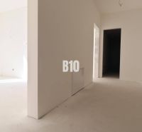 Na predaj byty rôznych veľkostí v bytovom dome REZINDENCIA KUBÍN - Svetlá chodba s bielymi stenami v 3-izbovom byte.