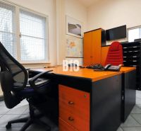 Výrobné a skladové priestory na prenájom Košťany nad Turcom - Kancelária vo výrobných priestoroch s kreslami, stolom a mapou na stene.