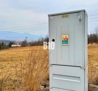 Veľký stavebný pozemok na predaj - Laskár - Elektrická skriňa na lúke, pozadie tvoria kopce a vidiecke bývanie.
