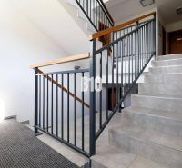 VKUSNE ZARIADENÝ apartmán v TOP lokalite v lyž. stredisku SNOWLAND Val - Schodisko s kovovým zábradlím v Rekreačnom apartmáne, svetlo preniká oknom.