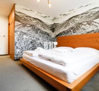 VKUSNE ZARIADENÝ apartmán v TOP lokalite v lyž. stredisku SNOWLAND Val - Spálňa s dreveným nábytkom, veľkým umením na stene a pohodlnou posteľou v Rekreačnom apartmáne.