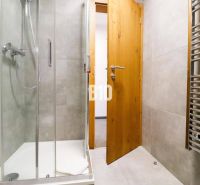 VKUSNE ZARIADENÝ apartmán v TOP lokalite v lyž. stredisku SNOWLAND Val - Kúpeľňa s preskleným sprchovacím kútom a rebríkovým radiátorom v Rekreačnom apartmáne.