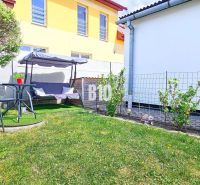 Ideálne bývanie: Zariadený dom 85m² s nízkymi nákladmi - Záhrada rodinného domu v Košťanoch nad Turcom s posedením, hojdačkou a zeleňou.