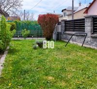 Ideálne bývanie: Zariadený dom 85m² s nízkymi nákladmi - Záhrada pri rodinnom dome v Košťanoch nad Turcom, trávnik, ploty a zeleň.