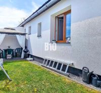 Ideálne bývanie: Zariadený dom 85m² s nízkymi nákladmi - Rodinný dom v Košťanoch nad Turcom s altánkom, hojdačkou a záhradnými potrebami.