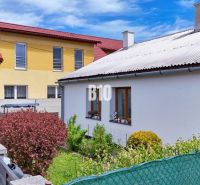 Ideálne bývanie: Zariadený dom 85m² s nízkymi nákladmi - Rodinný dom v Košťanoch nad Turcom s udržiavanou záhradou a farebnou fasádou.