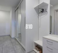Ideálne bývanie: Zariadený dom 85m² s nízkymi nákladmi - Interiér rodinného domu s bielym nábytkom a veľkými zrkadlami v chodbe.