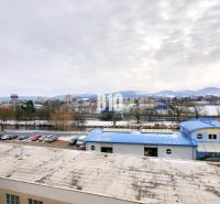 Predaj 1-izbového bytu po čiastočnej rekonštrukcii, Martin – Podháj - Pohľad na zimnú scenériu mesta Martin z ulice Timravy s priemyselnými budovami.