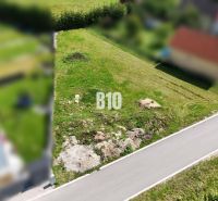 Stavebný pozemok v obci Diaková - Pozemky na bývanie v Diakovej, zelená plocha pri asfaltovej ceste.